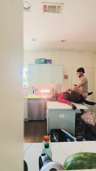 StepSon menangkap ibunya yang semok kulit hitam meniduri tetangga kulit putih.
