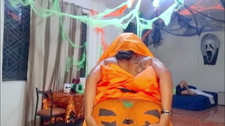 Lady: Oslavuji Halloween šukáním mé krásné, velkého zadku, prsaté macechy.