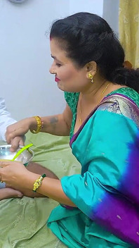 Une MILF desi et une belle-mère excitée apprennent à son beau-fils à baiser pour la première fois (audio en hindi)
