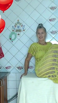Lukerya, femme au foyer sexy, rêve d’un été dans la cuisine