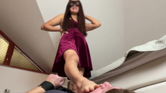 Mean Asian Wife: Hamba terikat kaki
