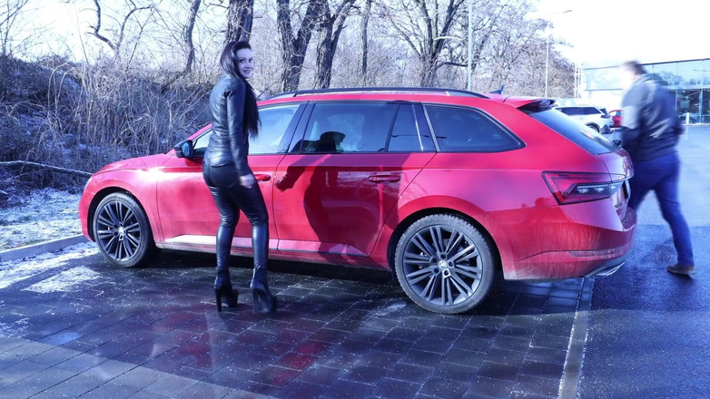 Czech Soles - foot fetish content: 給料を稼ぐ公共ブーツクリーニング奴隷