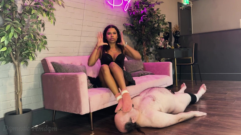 Domestic femdom: Klapsy Skarpeta Sniffer