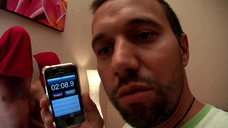 Amateur Pornos XXX: ブロンドの美女がワイルドなスリーサムで巨大なチンポをしゃぶる