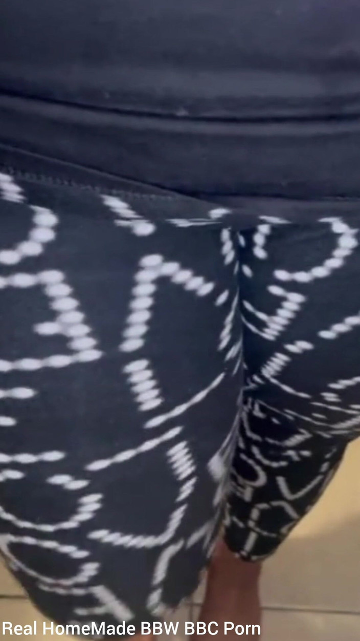 Super sexy ebony cuties: 내 바지를 오줌 싸기 위해 필사적으로 산책