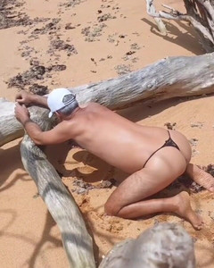 Ladysilvas: Ladysilva mostrando sua calcinha sexy na praia