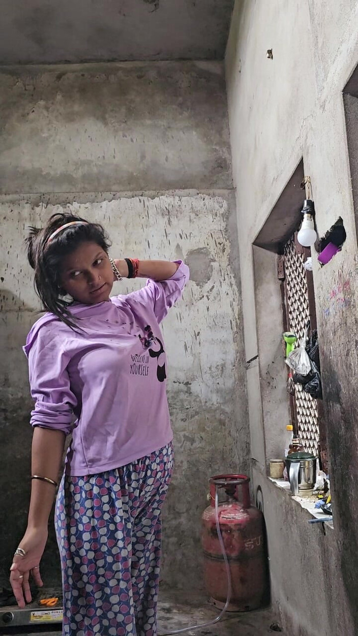 Aalox: 德西村美丽的sali狗式在厨房做爱