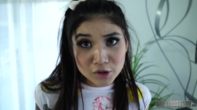 BadStepFamilyPov: La tatuata Brenna Sparks viene schizzata sulla pancia dal patrigno