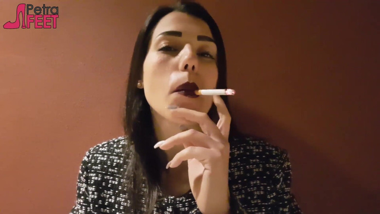 Smokin Fetish: Wspaniała brunetka lubi palić na zewnątrz