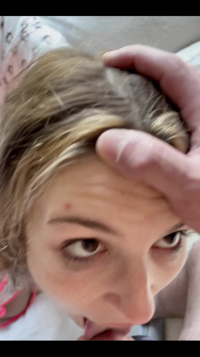 Ambie Bambii: Blowjob im College-wohnheim