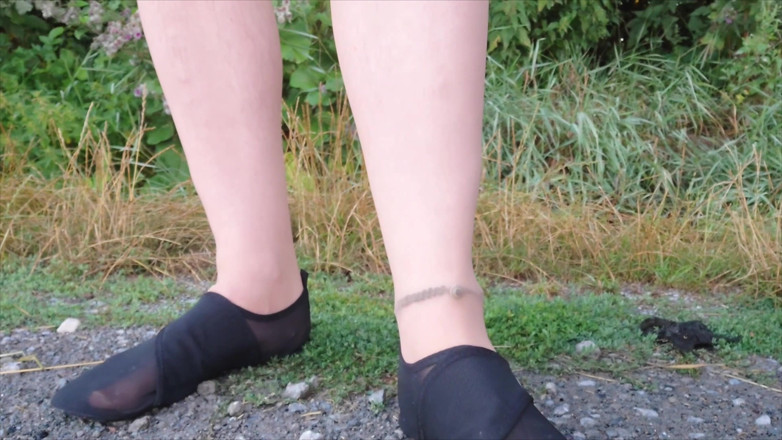 Footfetish: 亮色连裤袜和沙滩鞋浸在水坑里