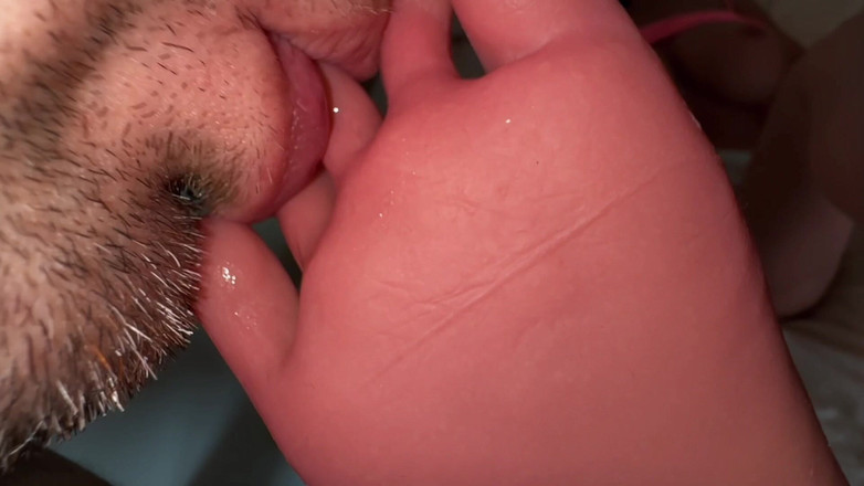 The millionaire and his sex dolls: Ostrożnie zamknąłeś książkę zakładką, a ja pieprzę cię moim kutasem...