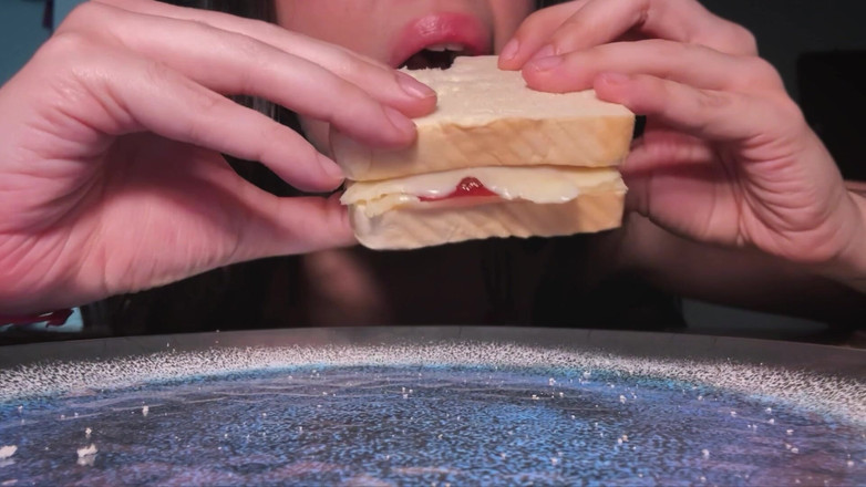 CoralTrip: Shrunk a sněden tvou sousedkou obryně