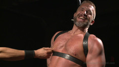 30 Minutes of Torment: 筋肉質な男ダーク・ケイバーが容赦なく苦しめる