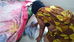 Aria Mia: デジ・サスがベッドを膣の下に滑り込ませる