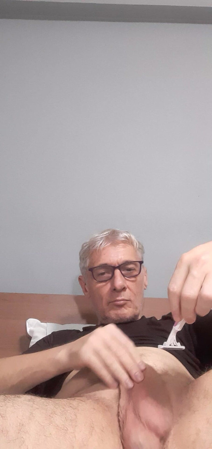 Big uncut hard cock: Un cazzo mostruoso rasato ed un enorme tettona con grandi...