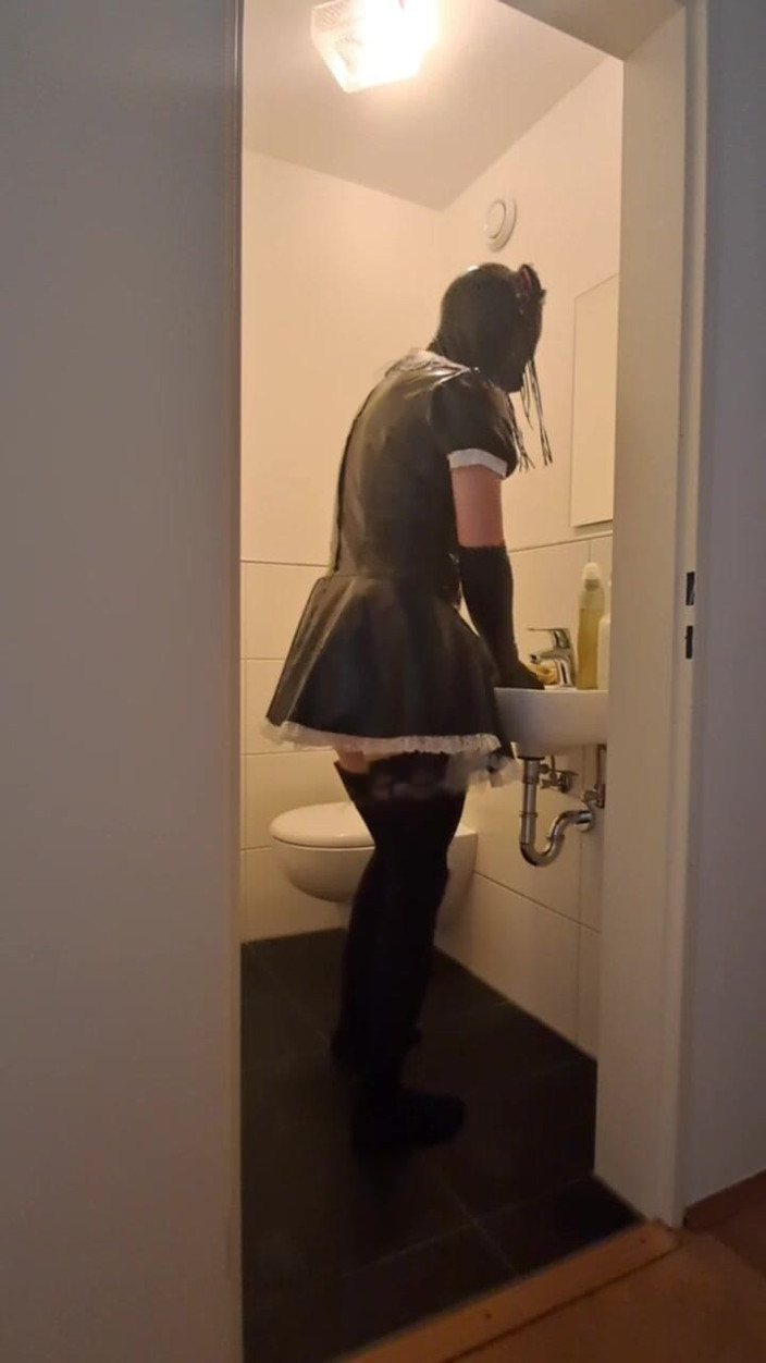2GirlTs1Cock: Sirvienta enjaulada esclava - limpiando el baño para la dominatrix y...