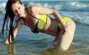 Spaingirl Natalie: Något för strandälskare i utomhus i den första videon i...