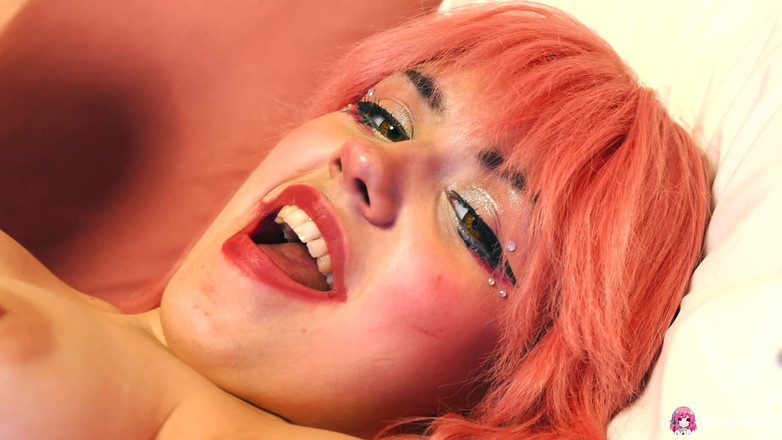 Nu Cosplay: Tatlı anime genç kız Rihanna Black, gerçek bir adam tarafından...