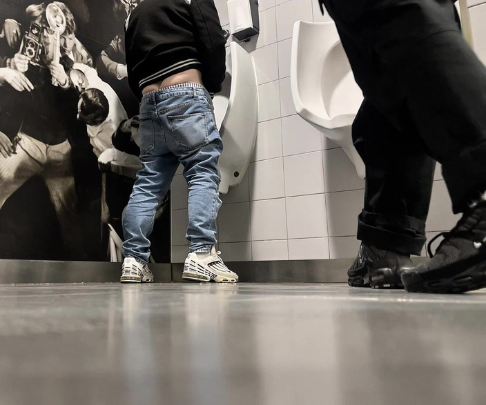 AmateurBoysPissing: Una giornata nei bagni pubblici del centro commerciale