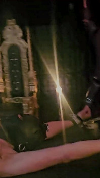 สติน่า สโตน เล็บยาว เสียวขนลิ้น นั่งคร่อมหน้า ยืดร่างบนแท่นทรมาน โดยนาง domina Part 1