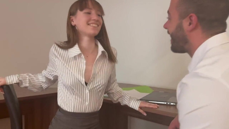 Adam Costa: 痩せた秘書が机の上で犯される(フル)