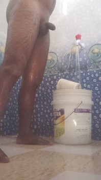 Bathroom Mein Jaton Ki Safai Karta Hua Ladka