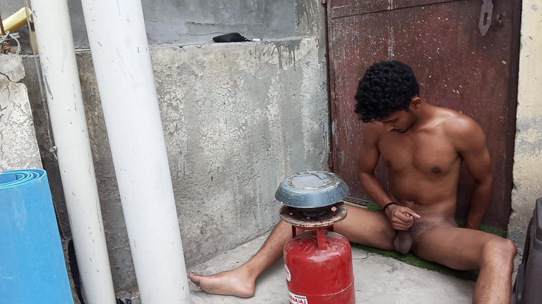 Curlyboy: भारतीय लड़का नग्न मास्टरबेटिंग वीर्य लेते हुए छत पर अपना भोजन बना रहा है
