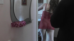 XXX-Platinum: Bonita milf em peignoir transparente sem calcinha abre porta para...