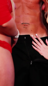 Dvě velké kozy blonďaté milfky chtějí tvrdého ptáka pro sexy trojku