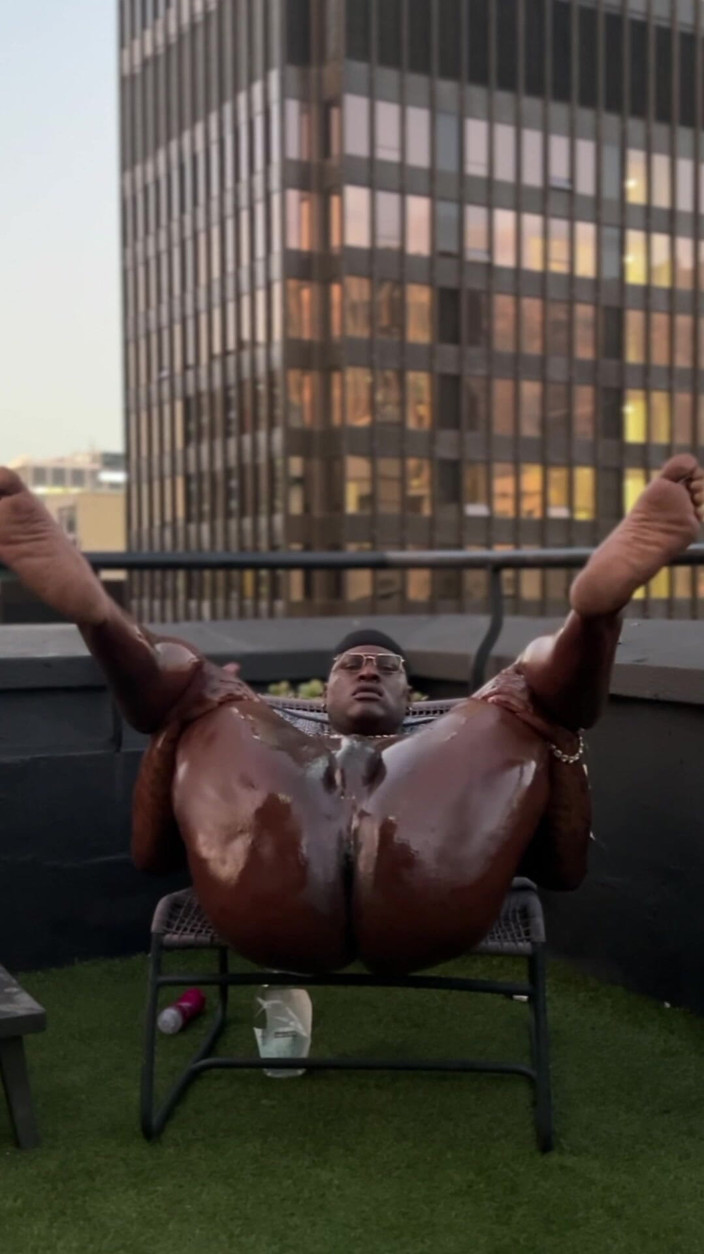 DADDYBLACKXXX: Großer schwarzer schwanz eingeölt, wichsen und draußen twerking