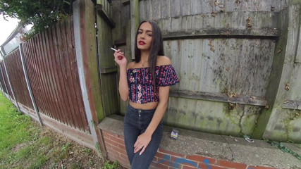 VR smokers HD-2D Videos Only: Kim modella - jeans scuri
