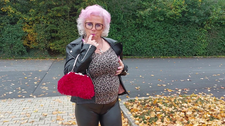 PureVicky66: Stygg mormor tunga ut blinkande stora tuttar offentligt