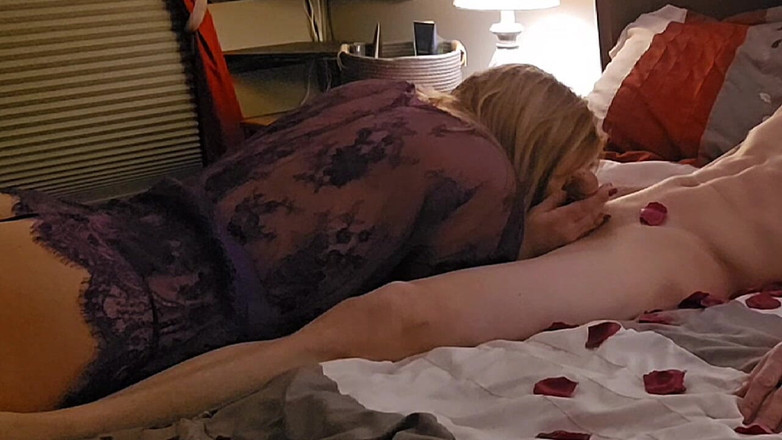 Ladyandme: बैंगनी रंग में महिला के साथ कामुक और मजेदार बेडरूम सेक्स