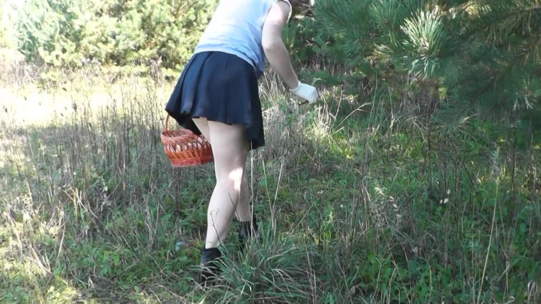 XXX-Platinum: Mimo. Krásná macecha MILF bez kalhotek sbírá houby v lese...
