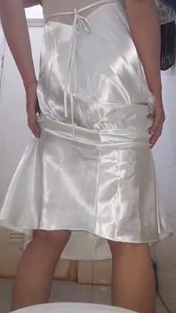 Asijský crossdresser na sobě má dlouhý hedvábný noční šat