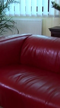 Cewek pirang tetek besar disetubuhi di sofa