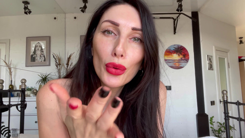 LizaVirgin: Heiße MILF in high heels bittet, auf ihre beine zu...