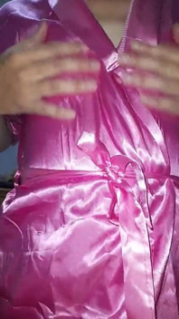 Komm mit rosa satin-dessous und bademantel