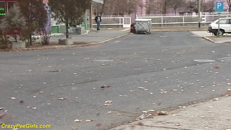 Crazy pee girls: Jovencita meando en la calle