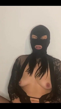 MILFYCALLA Adalah seorang wanita yang tinggal bersendirian di apartmen kecil di Pusat Bandar
