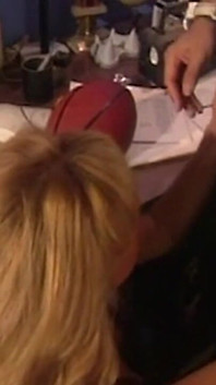 MILF blonde miang menjolok dirinya hingga orgasme di dapur