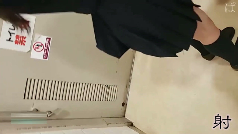 Studio JAV Launcher: Versaute asiatinnen. Sex in der toilette