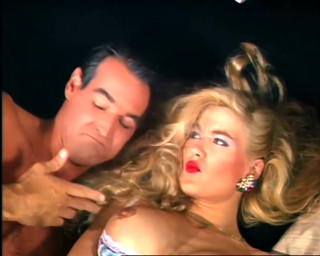 Vintage Climax: Si blonde matang dalam kasut tumit tinggi dibajak mendalam