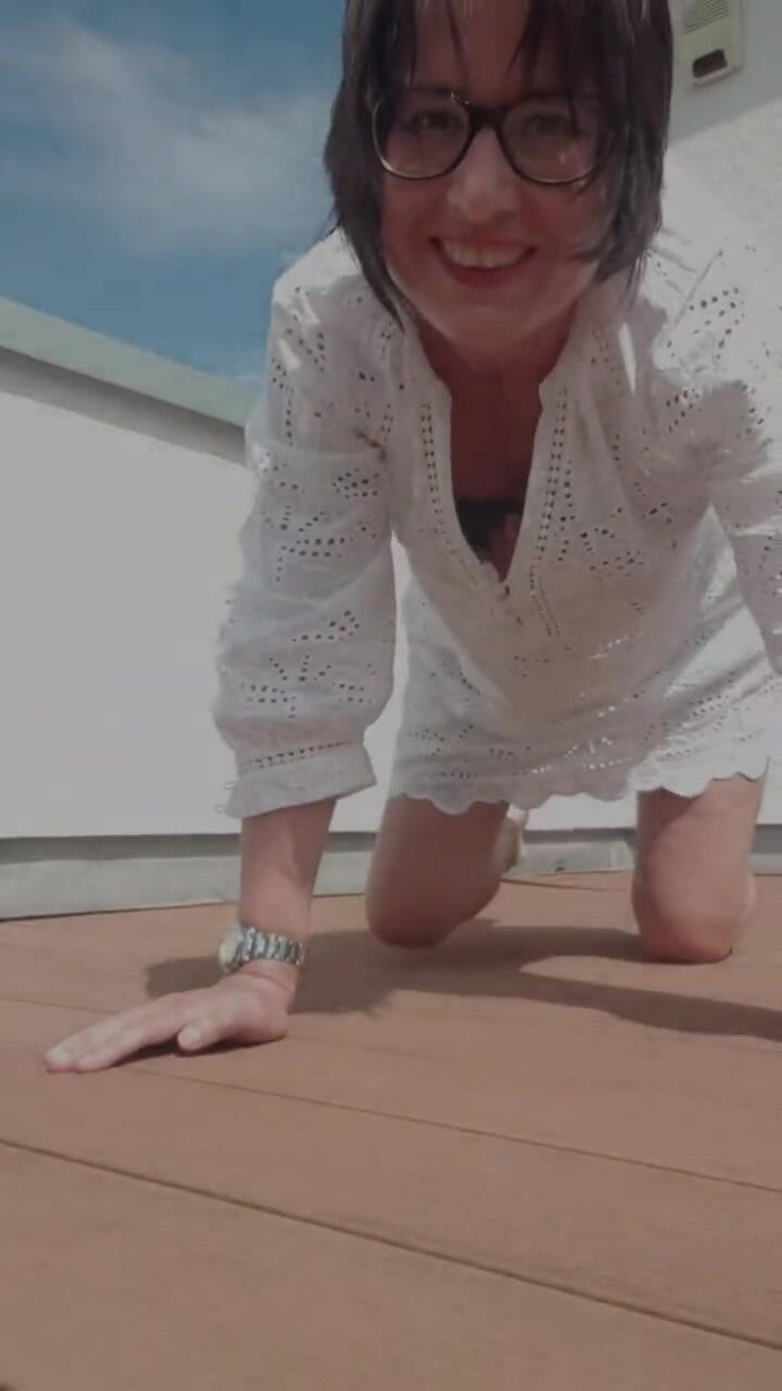 JulieEroticDress: Milf caliente tiene chorro en balcón
