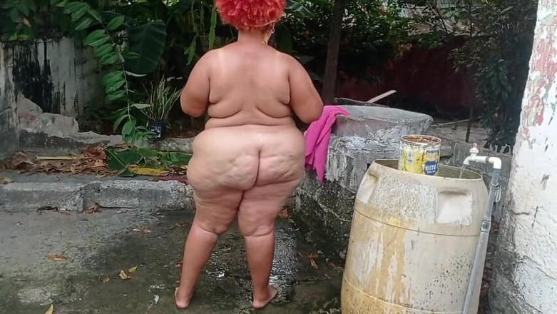 Gordita Culo Rico: Minha madrasta prostituta toma banho no pátio