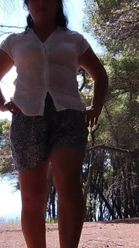 Milf meando en setas en el bosque