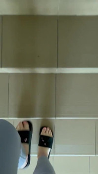 Sudut pandangan pertama: Bunyi Flip-Flops Apabila Berjalan Dalam Bingkap Kelabu
