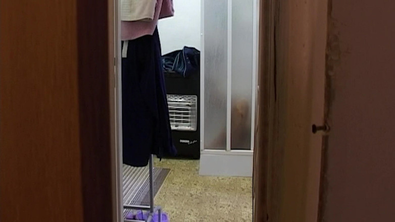 THAGSON 18+: 창녀는 알몸으로 굽히고 출입구에서 굽힘