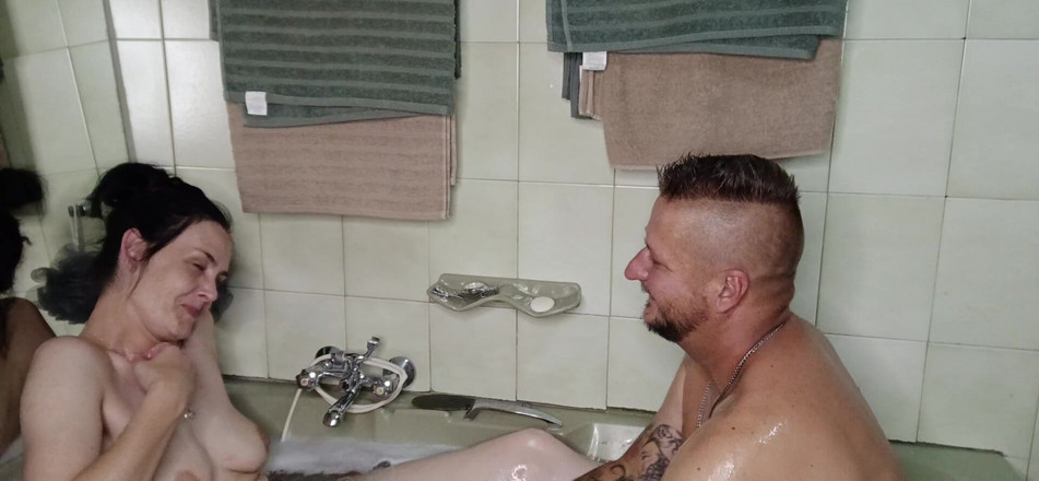 Bigjoefuckalott: Aku dan saudara tiriku di kamar mandi